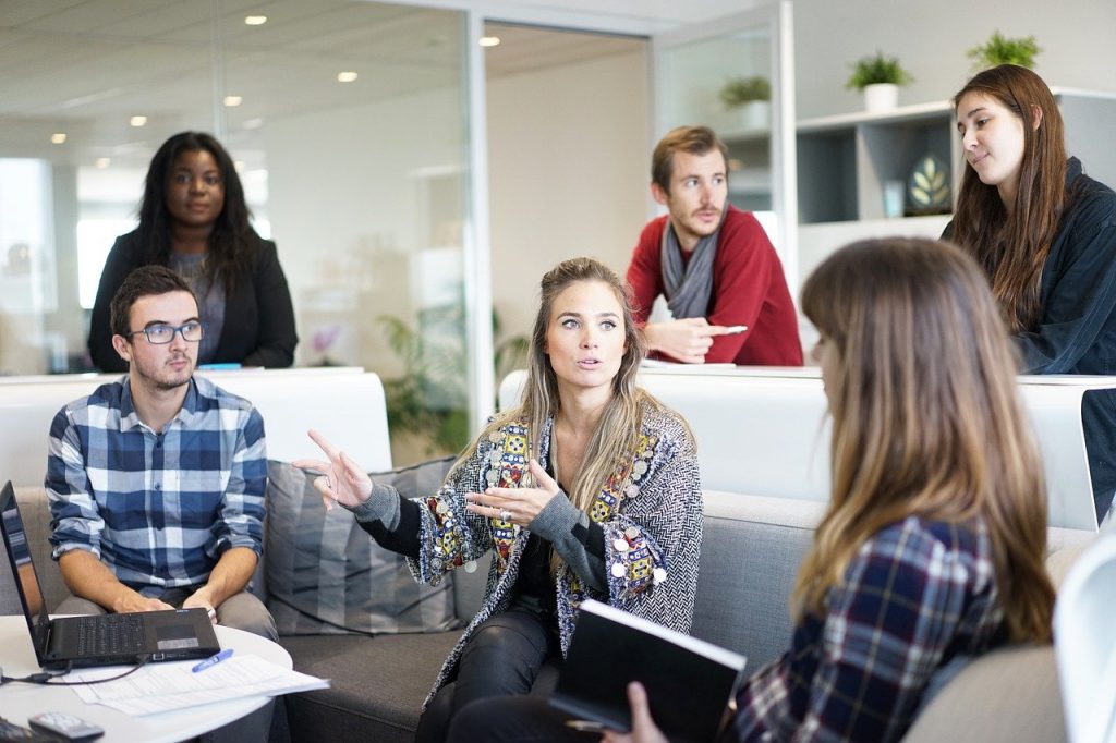persone in riunione di lavoro