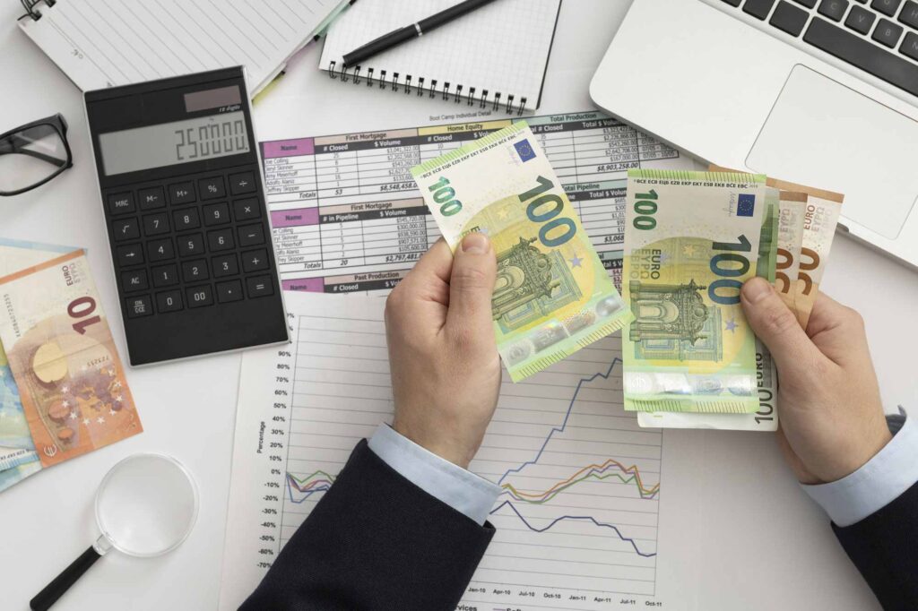 businessman conta i soldi e fa consegna buste paga al dipendente