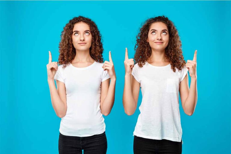 Due ragazze che pensano come svolgere due lavori contemporaneamente