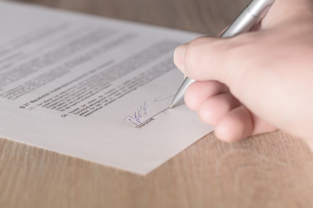 firma contratto lavoro e lettera assunzione